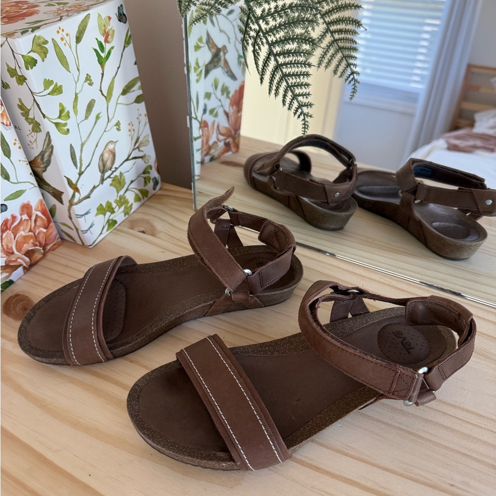 Teva Sandals Women’s 7M